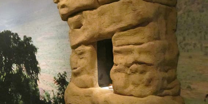 4-dogon_lehmbau_vitrine