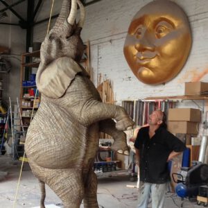 5_lebensgrosse_tierfigur_skulptur_haengender_elefant