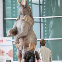 7_lebensechte_grossplastik_elefant_haengt