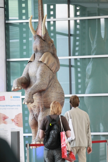 7_lebensechte_grossplastik_elefant_haengt