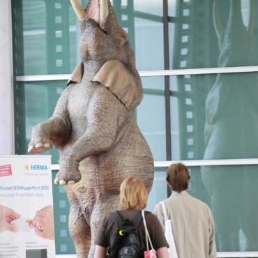 7_lebensechte_grossplastik_elefant_haengt