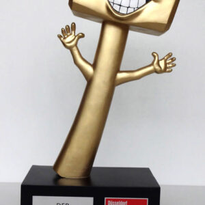 goldener-hammer-skulptur