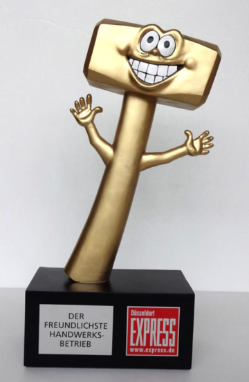 goldener-hammer-skulptur