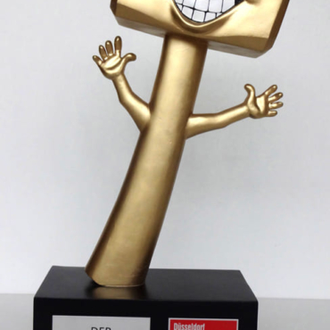 goldener-hammer-skulptur