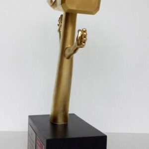 goldener-hammer-skulptur-seite
