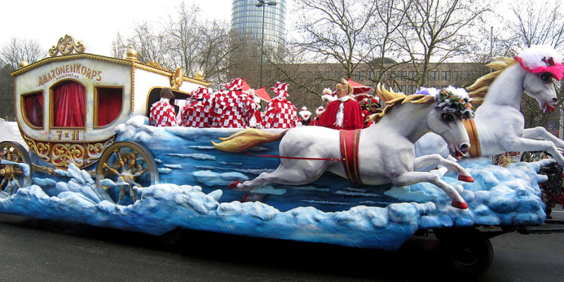 pferde_grossplastik_amazonen_karnevalswagen_kutsche