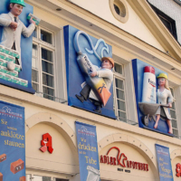 werbeplastiken_an_fassade_reliefs