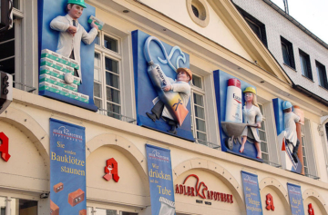 werbeplastiken_an_fassade_reliefs