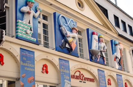 werbeplastiken_an_fassade_reliefs