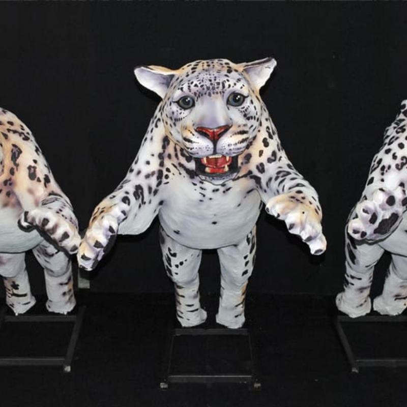 grossplastiken_leoparden_springen