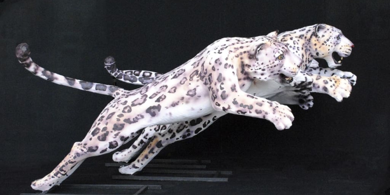 grossplastiken_leoparden_springen_seitlich_bearbeitet-1