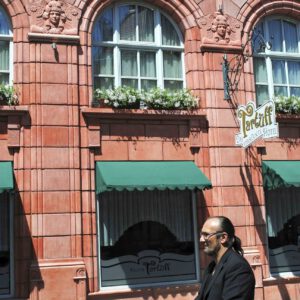 02.relief_frauenkopf_fassade