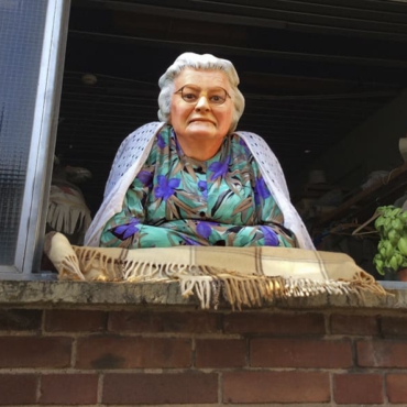 lebensgrose_skulptur_alte_frau_fenster_grossplastik