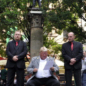 lebensgrosse-skulptur_auf_saeule